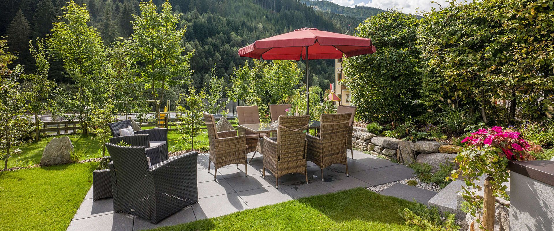 Die Terrasse und der Garten vom Gästehaus Zillertal 