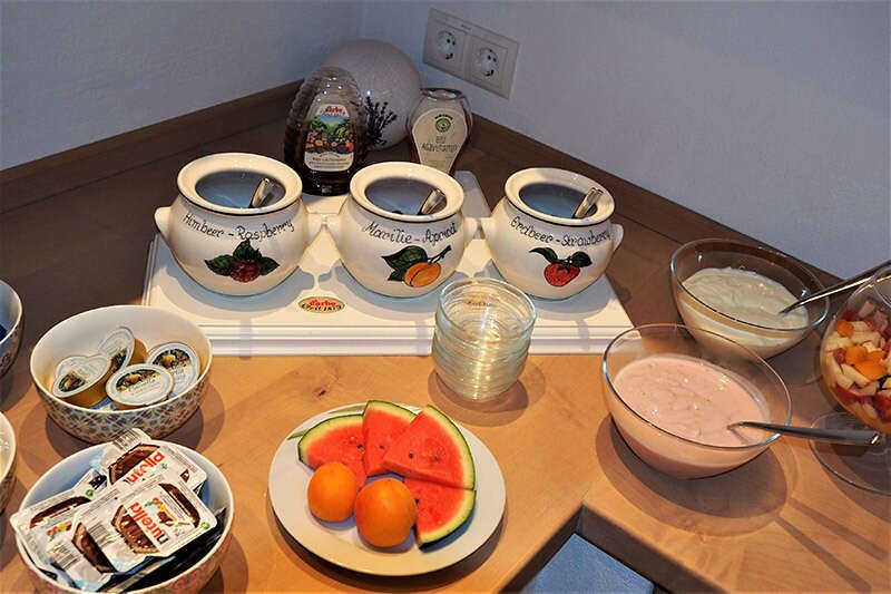 Marmeladen, Obst und Joghurt beim Frühstücksbuffet