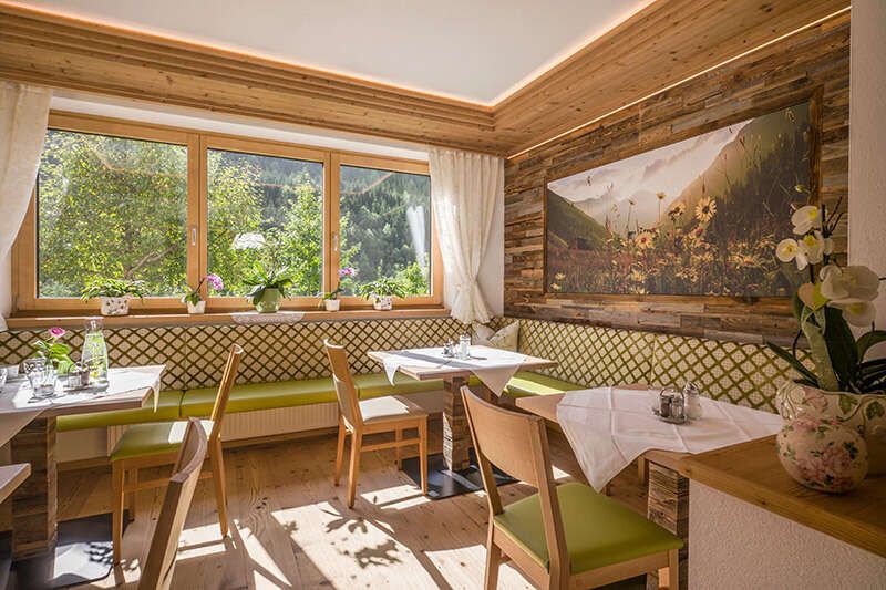 Frühstücksraum in der Pension Zillertal in Gerlos